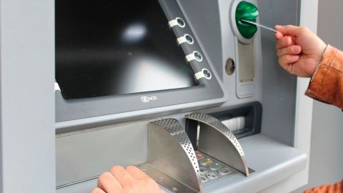 El sobregiro es la comisión más cara de la banca./Archivo