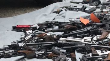 Cientos de armas confiscadas en Bel Air.