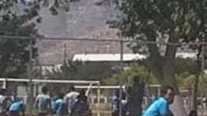 El padre hace todo con tal de que su hijo juegue fútbol.