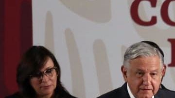 AMLO firma acuerdo para refinanciar a Pemex.