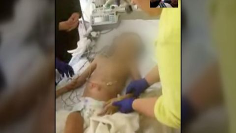 Mientras Darlyn estuvo ingresada, su madre le enviaba fotos  desde el hospital a su padre en Guatemala.