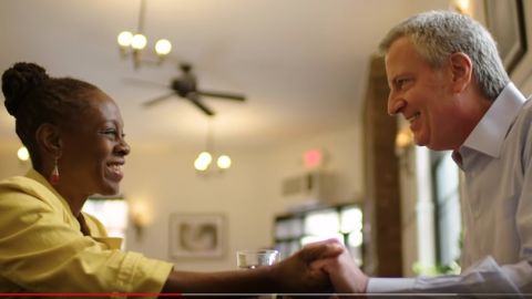 De Blasio y su esposa Chirlane McCray en el video