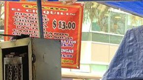 Diego Reyes no perdió oportunidad de comerse unos tacos en un puesto callejero