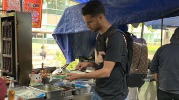 Diego Reyes no perdió oportunidad de comerse unos tacos en un puesto callejero