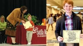 Alex Kunda recibiendo los diplomas de asitencia perfecta.