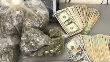 La Policía de Chicago incautó drogas, armas y dinero en efectivo en una serie de redadas de drogas en el sur de la ciudad.