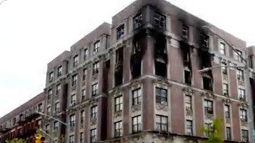 El fuego afectó al menos tres de los siete pisos