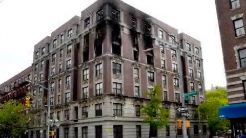El fuego afectó al menos tres de los siete pisos