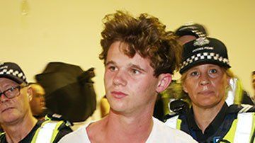 Adolescente lanza huevos a un senador australiano.