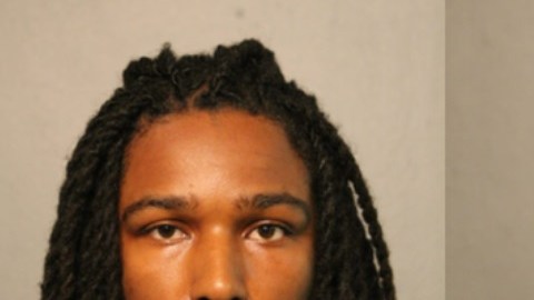 (izq.) Eric Adams de 23 años y Michael Washington de 39 años fueron acusados de un delito grave de asesinato en primer grado, dijeron las autoridades.