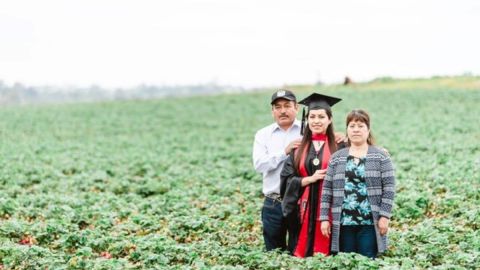 Erica Alfaro con sus padres en los campos de frutas de Carlsbad, California.