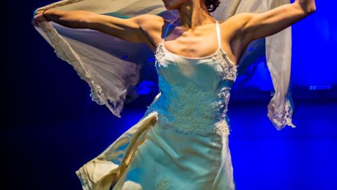 El trabajo coreográfico tiene un estilo “alquimista”, por la combinación de sus elementos teatrales y dancísticos,