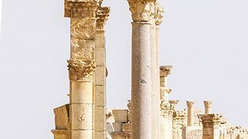 En la imagen se ven las ruinas de la ancestral ciudad de Palmira, de donde se han robado reliquias.