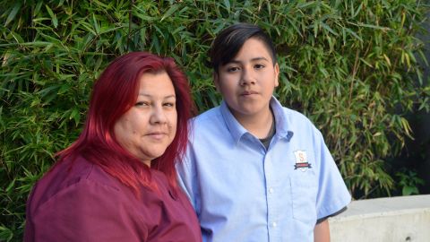 Adrián Mejía y su madre, Saira Diaz, aprender sobre hábitos alimentarios saludables a través del estudio de la Universidad del Sur de California y el Hospital de Niños de Los Ángeles. Adrián ya no consume sodas azucaradas, perdió algo de peso y comenzó a jugar fútbol. Díaz también redujo el consumo de azúcar y perdió 15 libras. (Rob Waters for KHN)