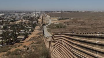Los fondos serán desviados ahora a la construcción de 128 kilómetros de muro en la frontera con México.