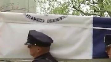 Momento en que el féretro con los restos de Brown era ingresado al Templo Reform.