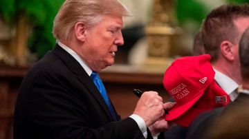 El presidente firmará la gorra.