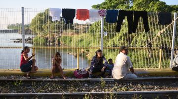Inmigrantes en puente internacional entre Guatemala y México.