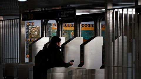 Pasajero entrando al Metro de Nueva York.