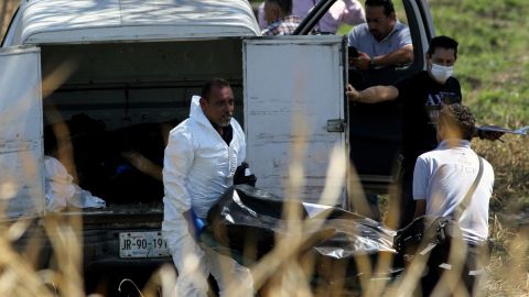 Forenses recuperan cadáveres en Ixtlahuacan de los Membrillos, Jalisco.