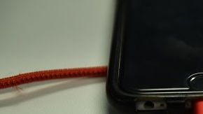 Por curiosidad, la niña se metió el cable a la boca.