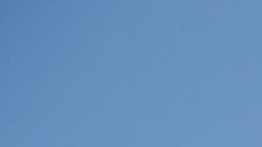 Una madre y su hijo se entregan a la Patrulla Fronteriza en El Paso.