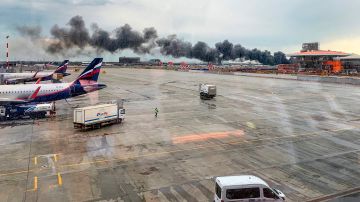 A picture taken on May 5, 2019, shows a fire of a Russian-made Superjet-100 at Sheremetyevo airport outside Moscow. - The Interfax agency reported that the plane, a Russian-made Superjet-100, had just taken off from Sheremetyevo airport on a domestic route when the crew issued a distress signal. At least one person died according to Russian agencies. (Photo by Viktor MARCHUKAITES / AFP)        (Photo credit should read VIKTOR MARCHUKAITES/AFP/Getty Images)
