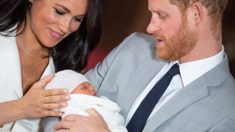 Los duques de Sussex junto al pequeño Archie Harrison.