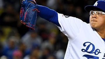 El pitcher mexicano Julio Urías no podrá jugar con Los Angeles Dodgers mientras esté bajo investigación