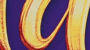 Mena Massoud junto a Naomi Scott.