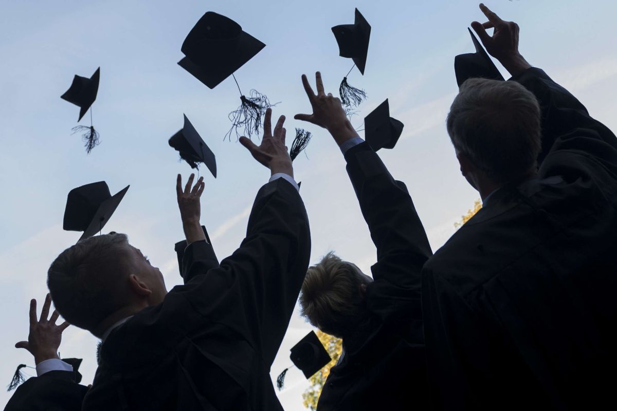 Latina student graduates concurrently from high school and college with honors in NJ;  her Mexican parents did not finish school