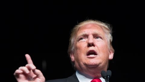 La estrategia de Trump para conseguirlo pasa por subir los impuestos a las importaciones y acabar con tratados de comercio internacional que considera perjudiciales para EEUU.
