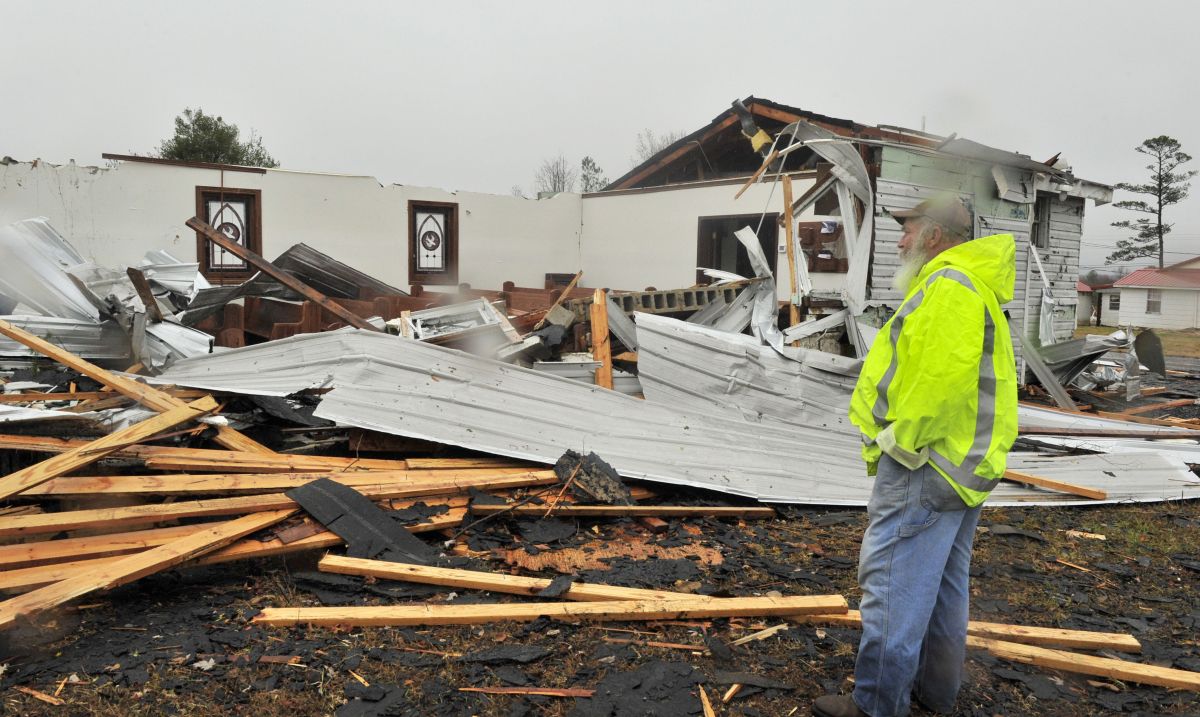 Destrozos causados por un tornado previo en Alabama.