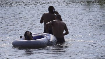 9 migrantes centroamericanos trataban de cruzar el Río Bravo en balsa.