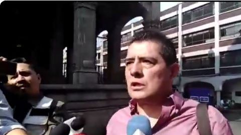 Gilberto Alcalá era entrevistado por varios reporteros, cuando de pronto se desató la balacera