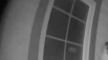 La Policía publicó un video grabado que muestra a alguien caminando hacia una casa, mirando por la ventana y alejándose a la 1:47 am el martes.