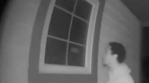 La Policía publicó un video grabado que muestra a alguien caminando hacia una casa, mirando por la ventana y alejándose a la 1:47 am el martes.