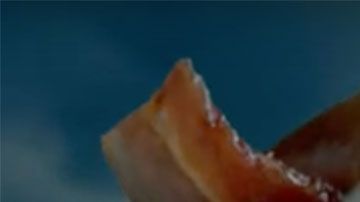 Además de la gran cantidad de carne, tiene 4 tiras de tocino ahumado y 3 rebanadas de queso amarillo.