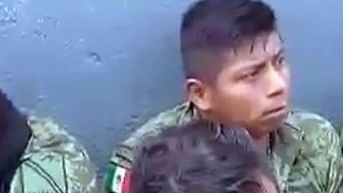 Los militares fueron desarmaados y retenidos en La Huacana.