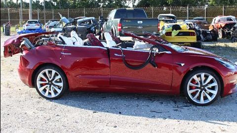 Así quedó el Tesla Model 3 después de chocar con un camión de transporte en marzo... imaginarás lo que le ocurrió al conducto