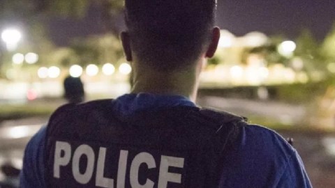 La agencia tiene contratos con aerolíneas para transportar a inmigrantes.