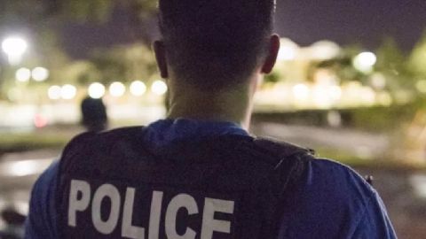 La agencia tiene contratos con aerolíneas para transportar a inmigrantes.
