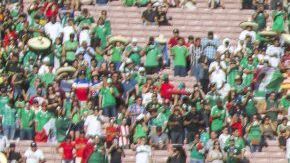 Bandera de la Copa Oro en el estadio Rose Bowl de Pasadena.