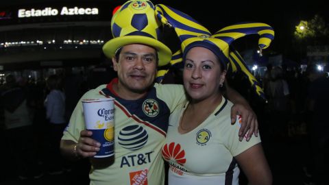 Una pareja presume su afición por las Águilas del América