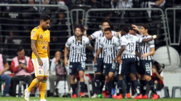 Rayados del Monterrey festeja su gol solitario ante los Tigres de la UANL.
