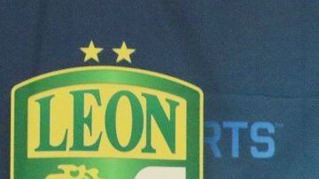 Ignacio Ambriz, director técnico del León y Ricardo Ferretti, director técnico de Tigres.