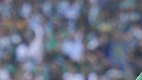 Joel Campbell de los Esmeraldas del León reclama un claro penalti al árbitro.