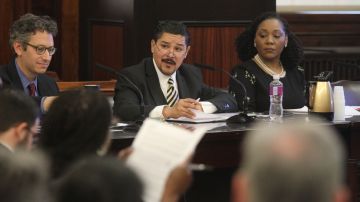 El Canciller del Departamento de Educación, Richard Carranza, durante la audiencia en el Concejo Municipal sobre segregación en las escuelas