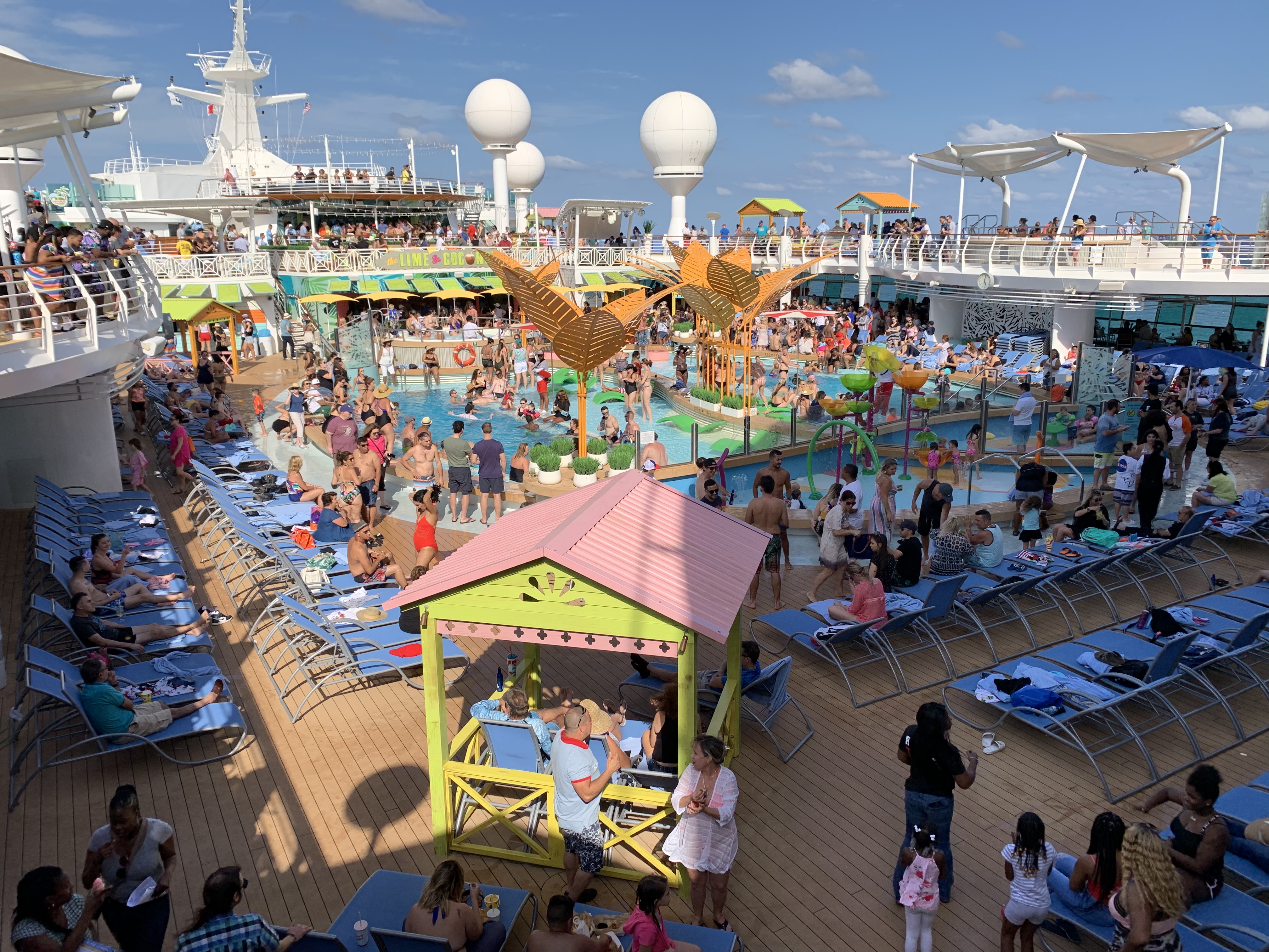 Cubierta del Navigator of the Seas con la piscina central. / Foto: Impremedia