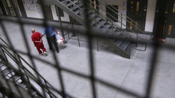 Un guardia traslada a un inmigrante detenido en una cárcel de California.